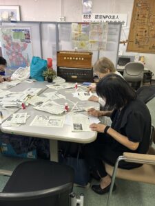 事務局での夏の発送作業の様子